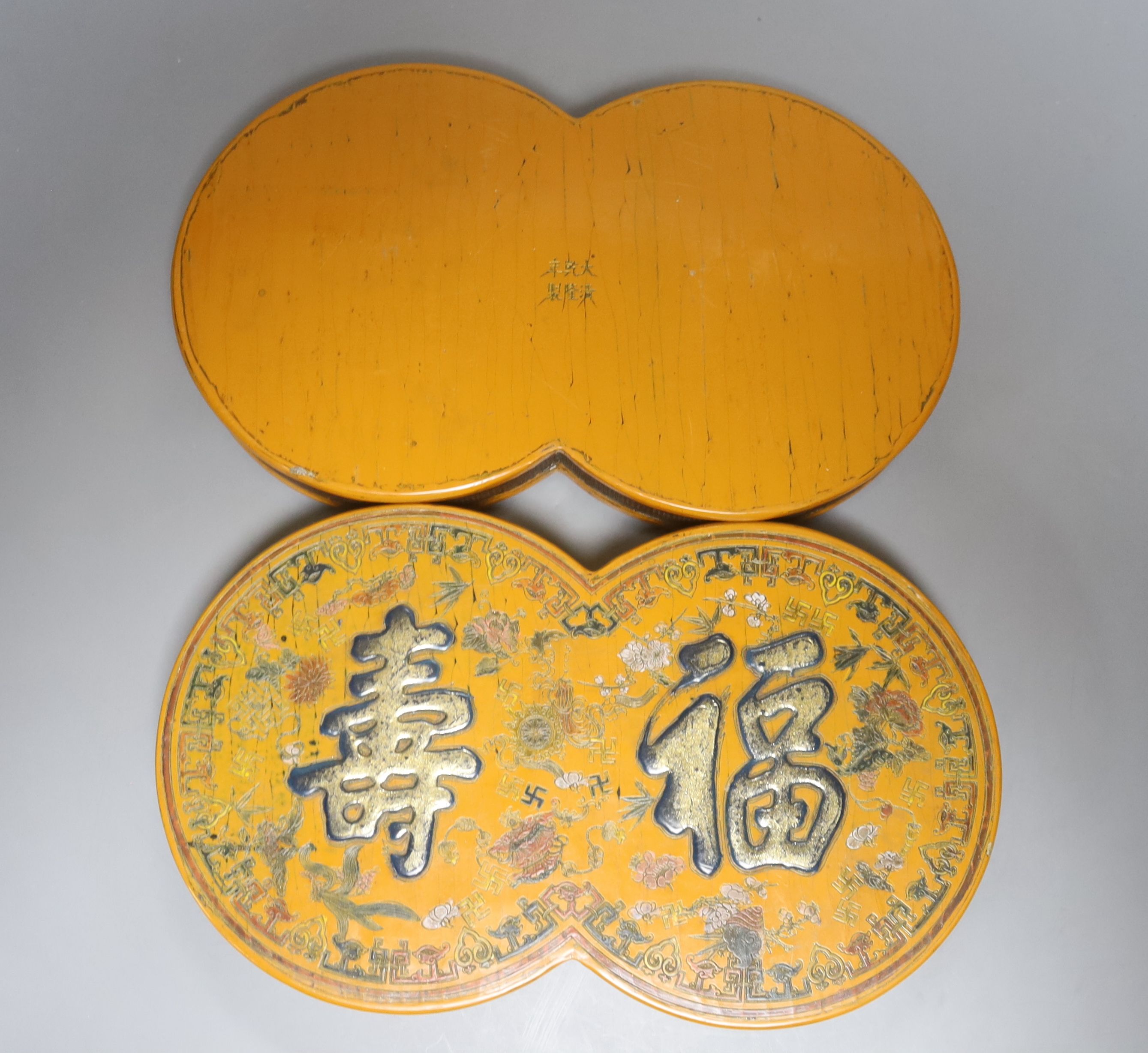 A Chinese lacquer box, probably late Qing, length 30cm